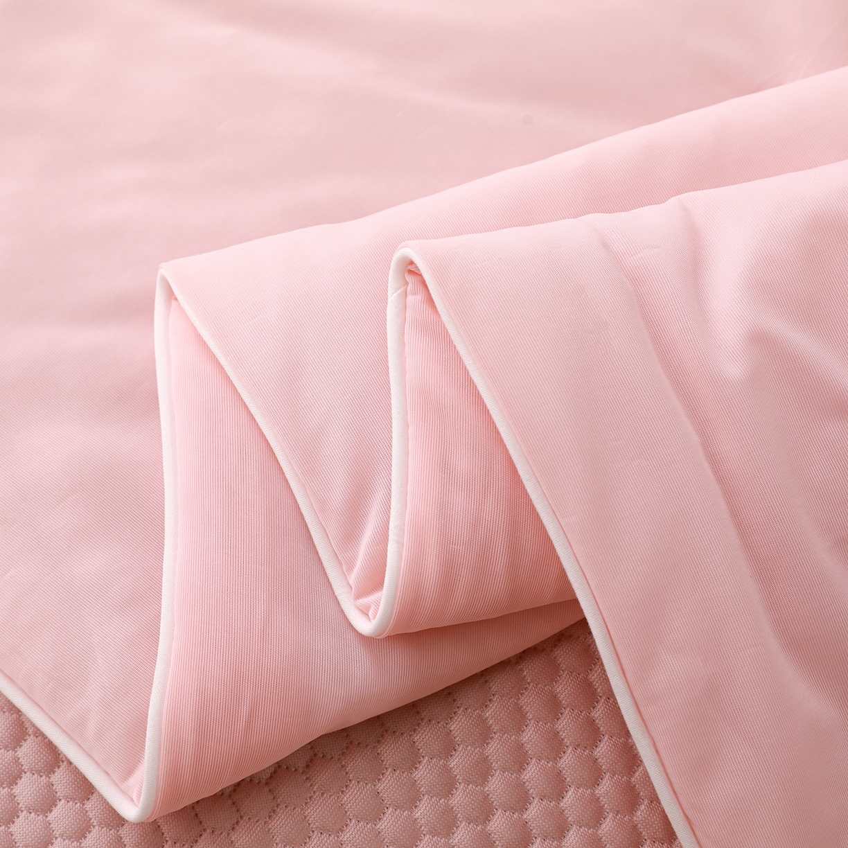 91家纺网 家纺一手货源 找家纺 富馨莱 2026新款PE乙纶高克重豆豆凉席凉感丝夏被四件套 冰粉色