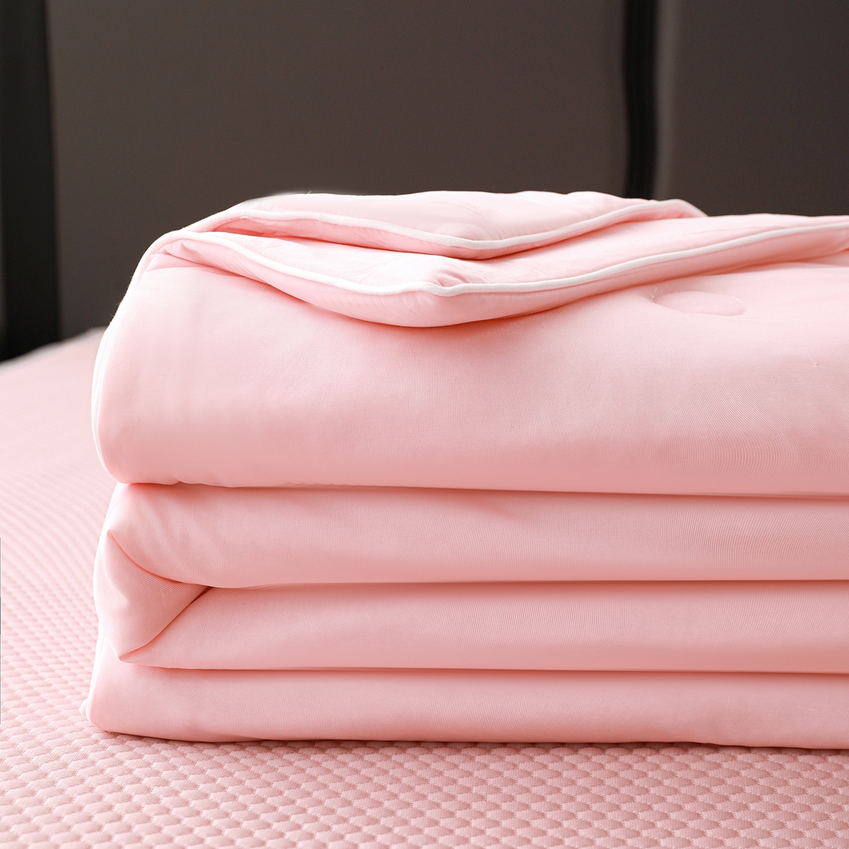 91家纺网 家纺一手货源 找家纺 富馨莱 2026新款PE乙纶高克重豆豆凉席凉感丝夏被四件套 冰粉色