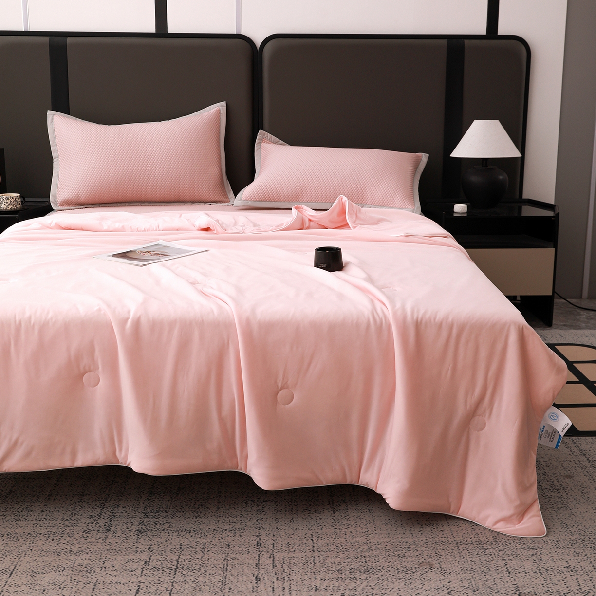 91家纺网 家纺一手货源 找家纺 富馨莱 2026新款PE乙纶高克重豆豆凉席凉感丝夏被四件套 冰粉色