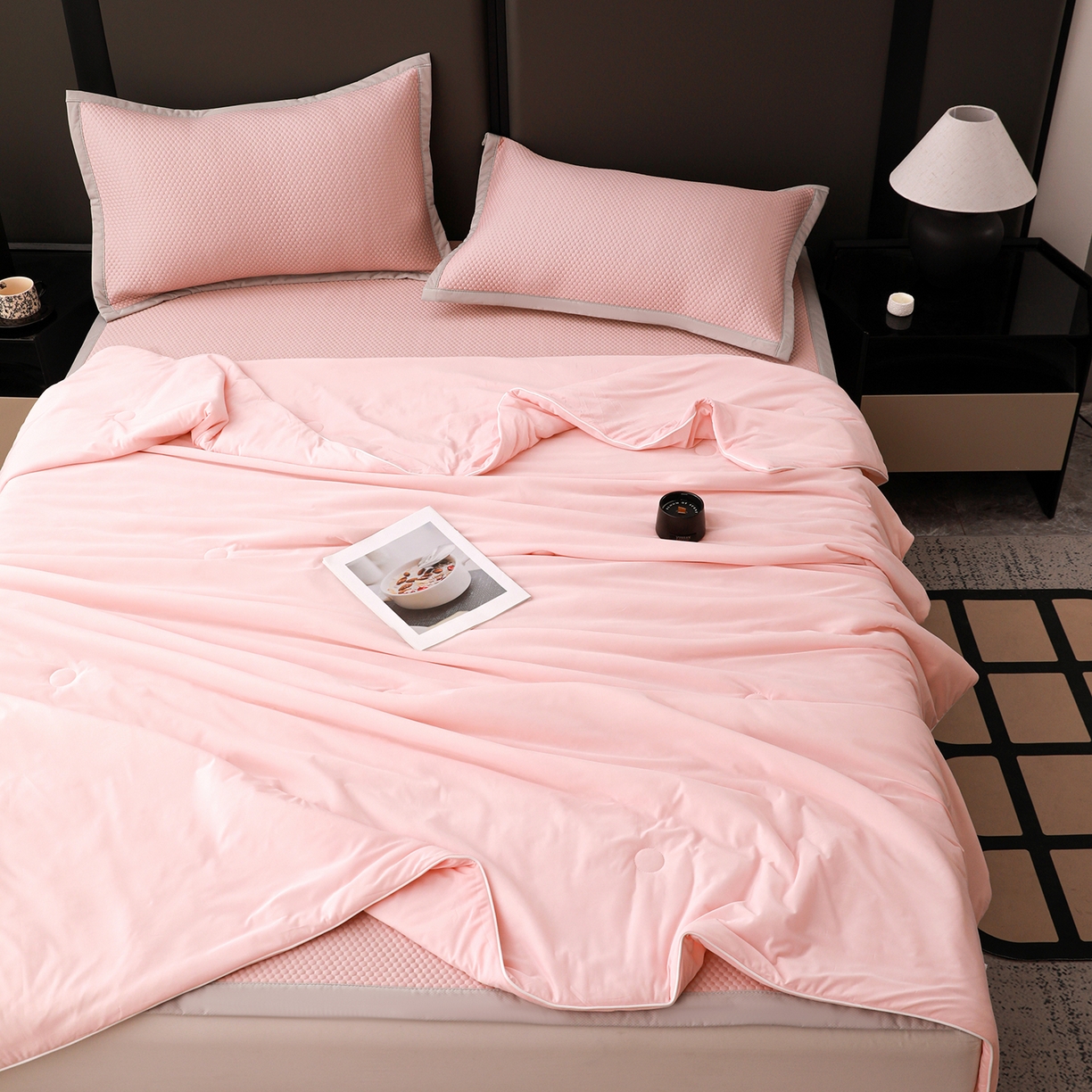 91家纺网 家纺一手货源 找家纺 富馨莱 2026新款PE乙纶高克重豆豆凉席凉感丝夏被四件套 冰粉色