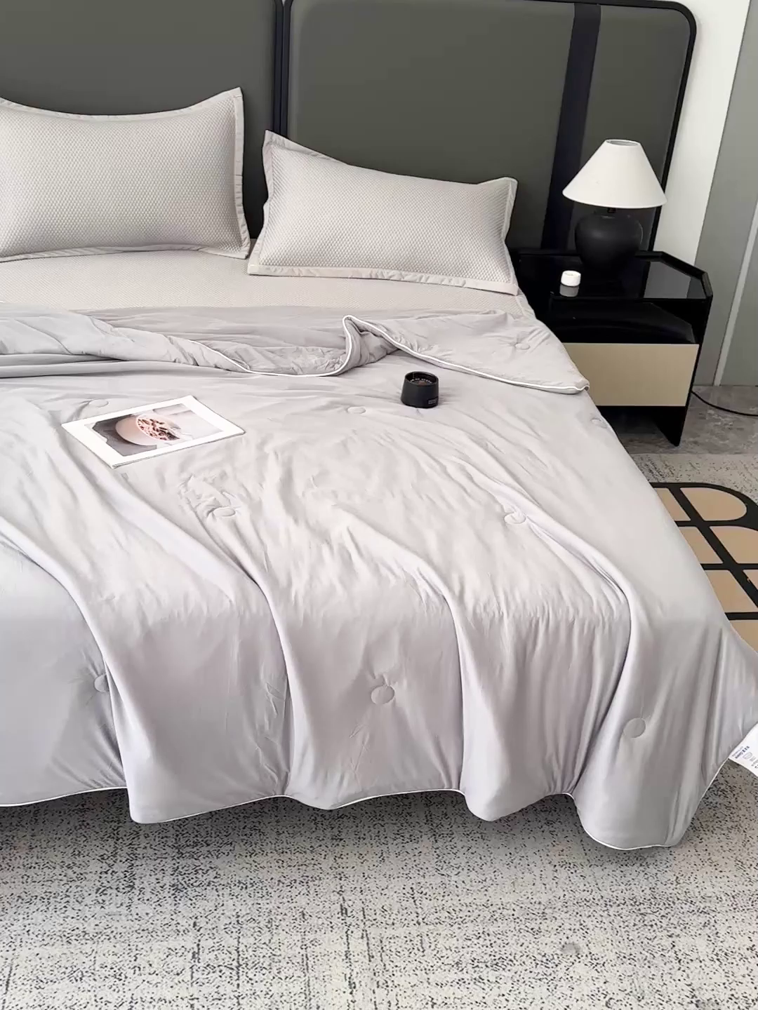 91家纺网 家纺一手货源 找家纺 富馨莱 2026新款PE乙纶高克重豆豆凉席凉感丝夏被四件套 冰灰色