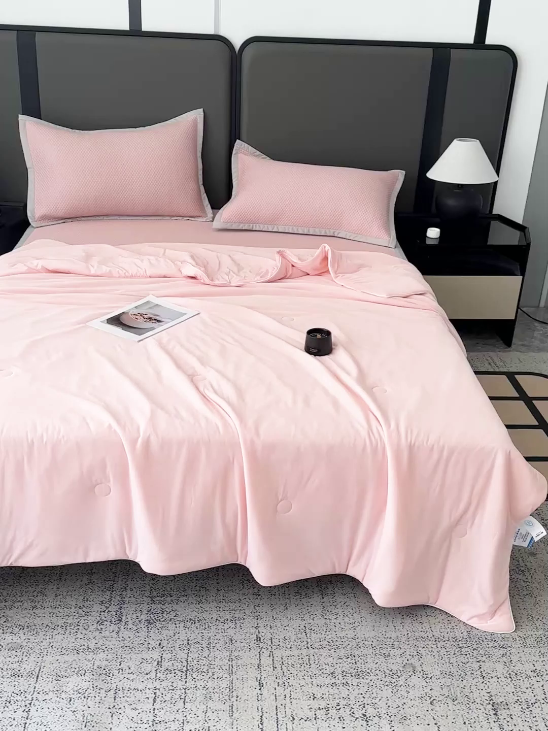 91家纺网 家纺一手货源 找家纺 富馨莱 2026新款PE乙纶高克重豆豆凉席凉感丝夏被四件套 冰粉色