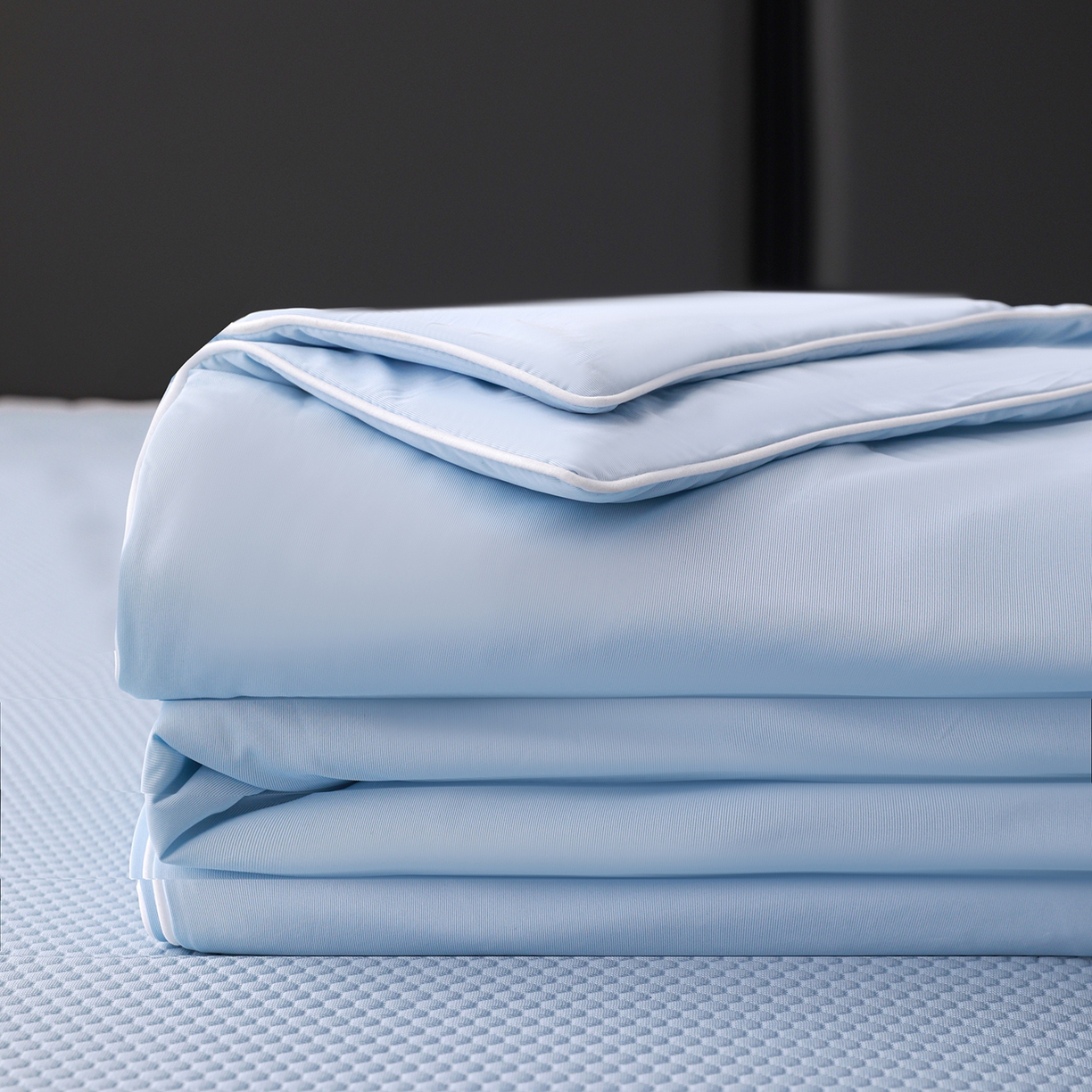 91家纺网 家纺一手货源 找家纺 富馨莱 2026新款PE乙纶高克重豆豆凉席凉感丝夏被四件套 冰蓝色