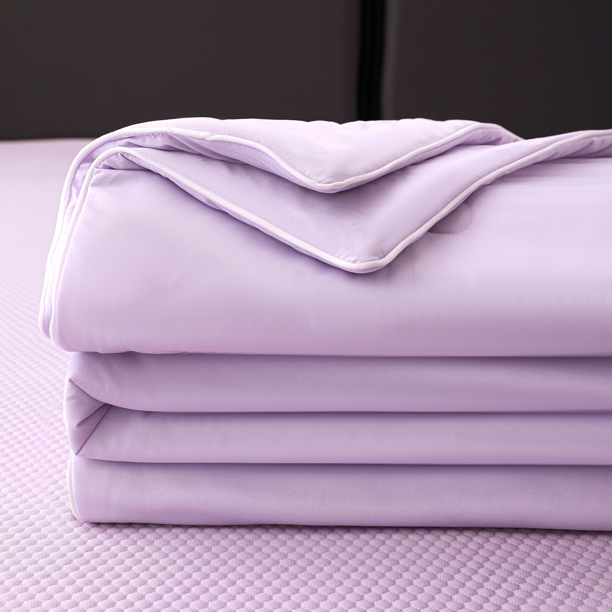 91家纺网 家纺一手货源 找家纺 富馨莱 2026新款PE乙纶高克重豆豆凉席凉感丝夏被四件套 冰紫色