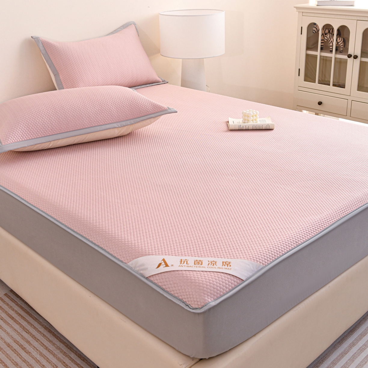 91家纺网 家纺一手货源 找家纺 富馨莱 2026新款PE乙纶高克重冰豆豆席凉感凉席单件床笠款支持一件定做尺寸学生宿舍 冰粉色