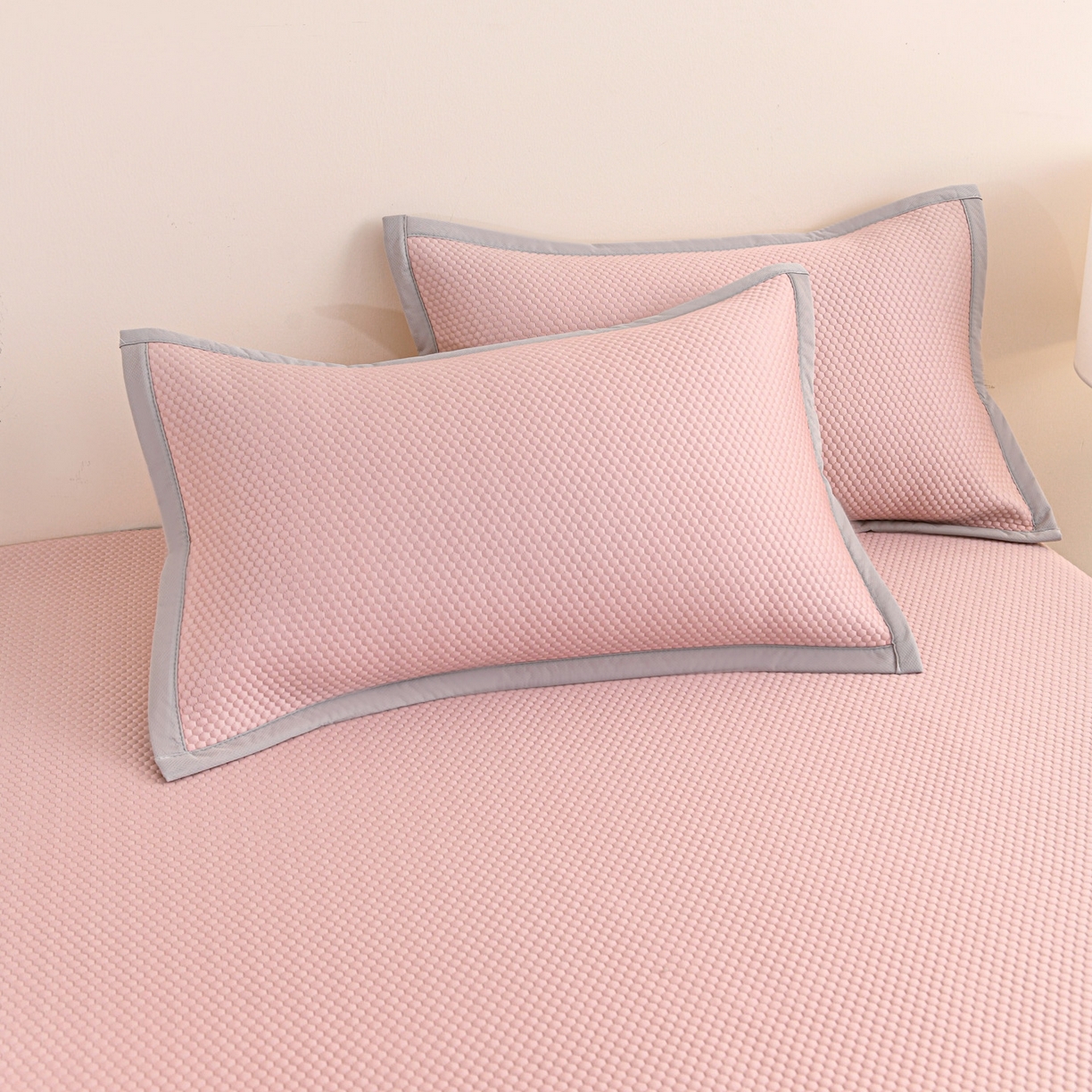 91家纺网 家纺一手货源 找家纺 富馨莱 2026新款PE乙纶高克重冰豆豆席凉感凉席单件床笠款支持一件定做尺寸学生宿舍 冰粉色