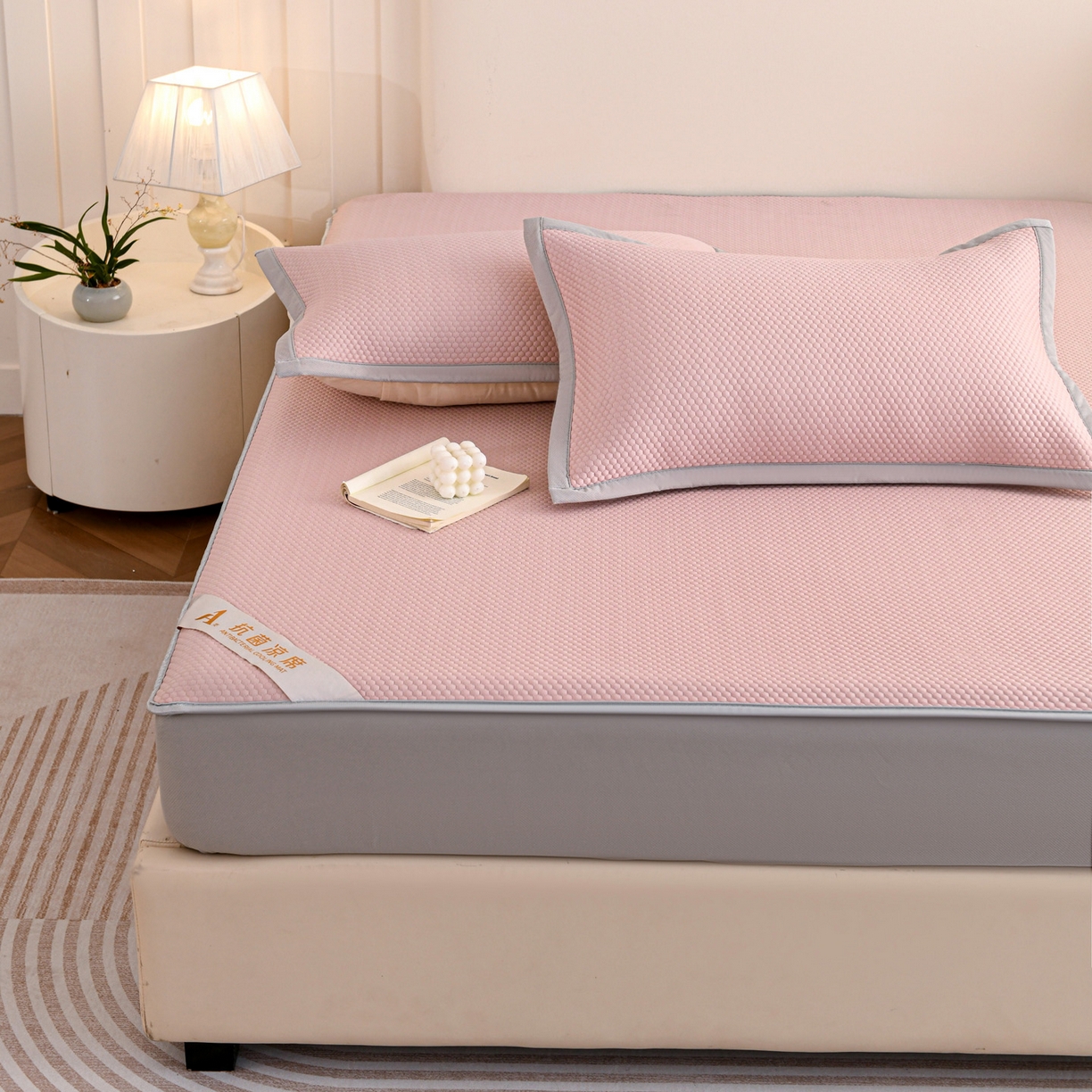 91家纺网 家纺一手货源 找家纺 富馨莱 2026新款PE乙纶高克重冰豆豆席凉感凉席单件床笠款支持一件定做尺寸学生宿舍 冰粉色