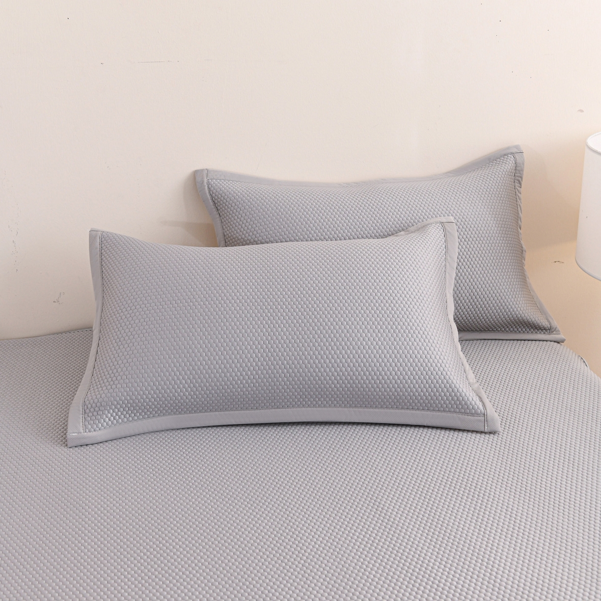 91家纺网 家纺一手货源 找家纺 富馨莱 2026新款PE乙纶高克重冰豆豆席凉感凉席单件床笠款支持一件定做尺寸学生宿舍 冰灰色