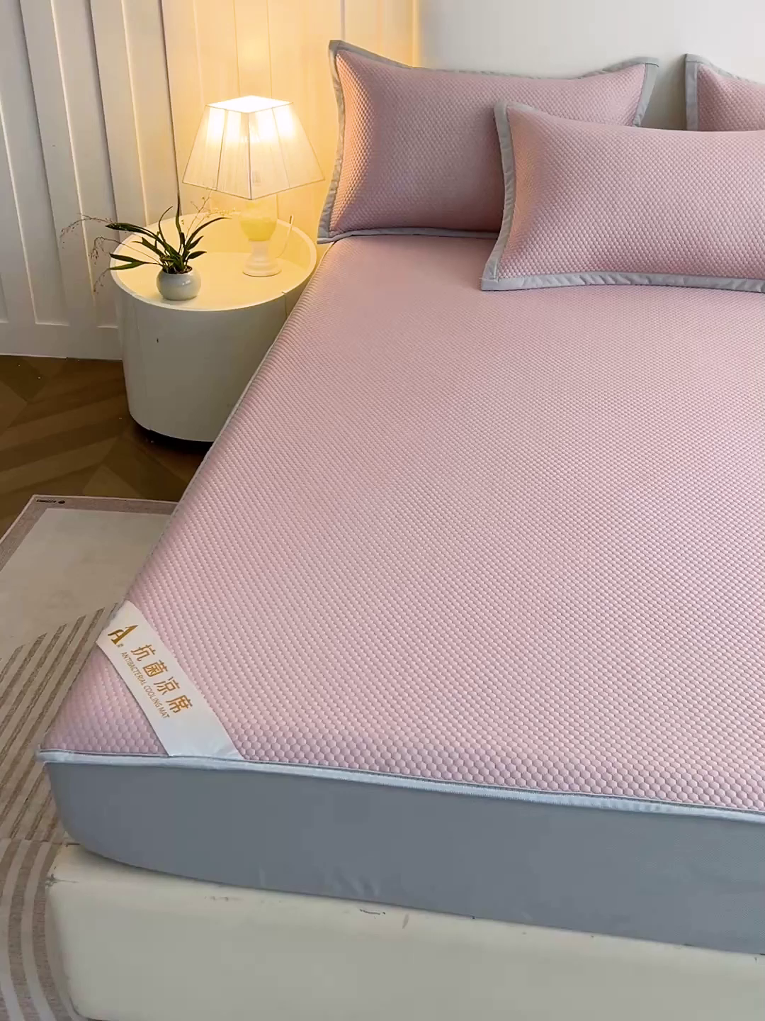 91家纺网 家纺一手货源 找家纺 富馨莱 2026新款PE乙纶高克重冰豆豆席凉感凉席单件床笠款支持一件定做尺寸学生宿舍 冰粉色