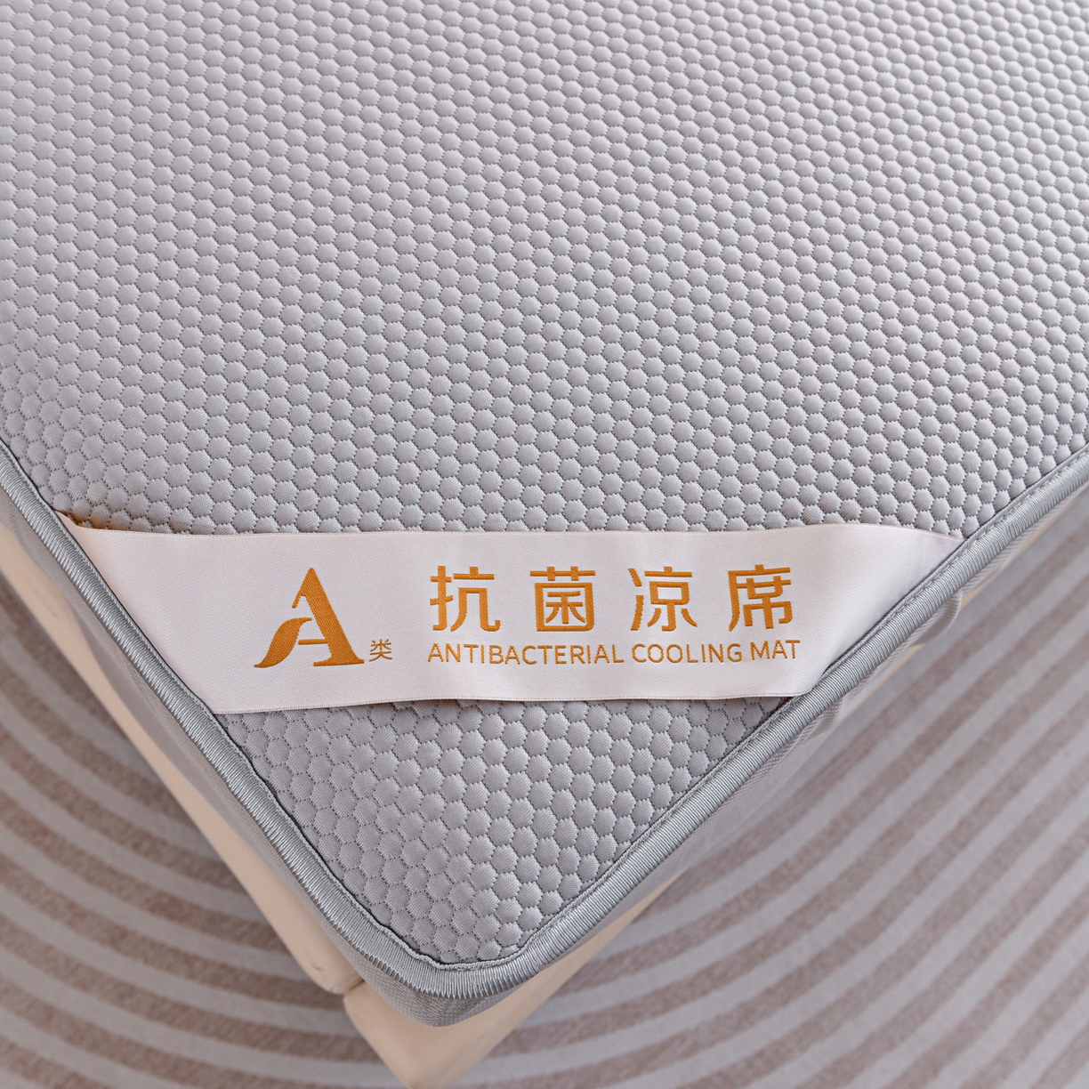 91家纺网 家纺一手货源 找家纺 富馨莱 2026新款PE乙纶高克重冰豆豆席凉感凉席单件床笠款支持一件定做尺寸学生宿舍 冰灰色