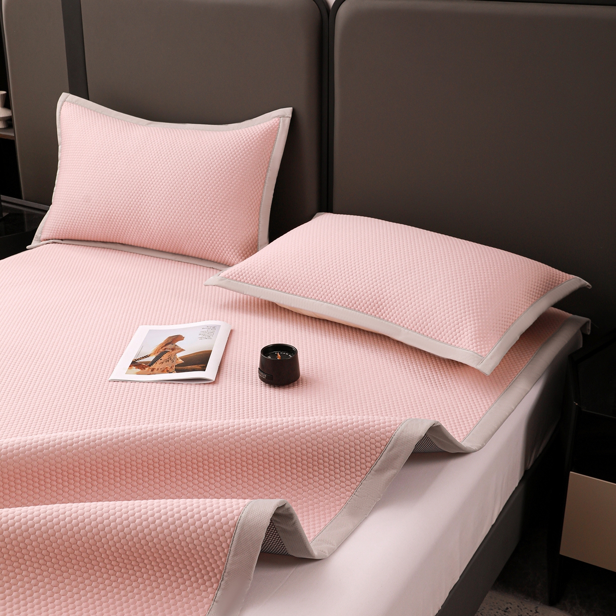 91家纺网 家纺一手货源 找家纺 富馨莱 2026新款PE乙纶高克重冰豆豆席凉感凉席单件平铺款学生宿舍支持一件定制尺寸 冰粉色