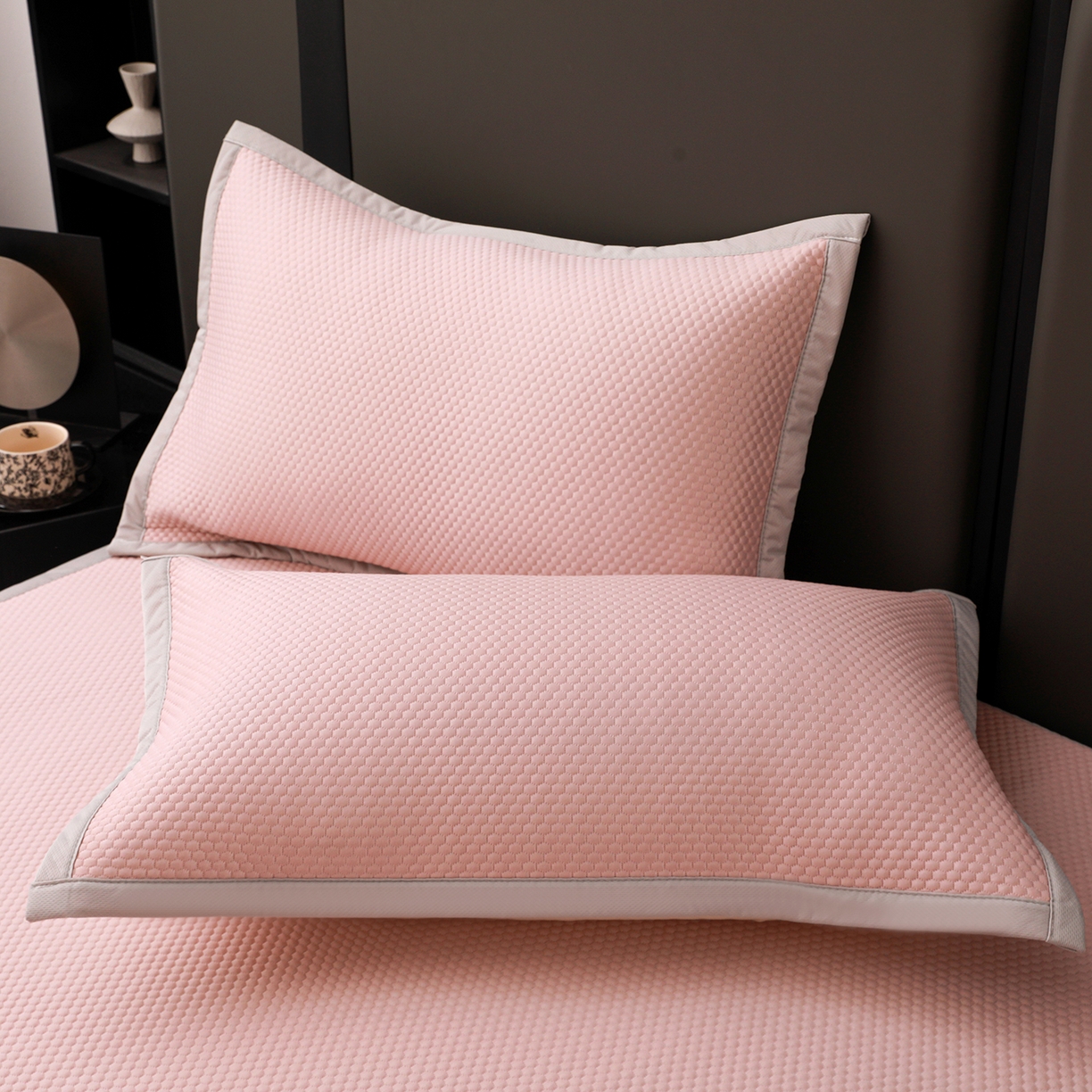 91家纺网 家纺一手货源 找家纺 富馨莱 2026新款PE乙纶高克重冰豆豆席凉感凉席单件平铺款学生宿舍支持一件定制尺寸 冰粉色