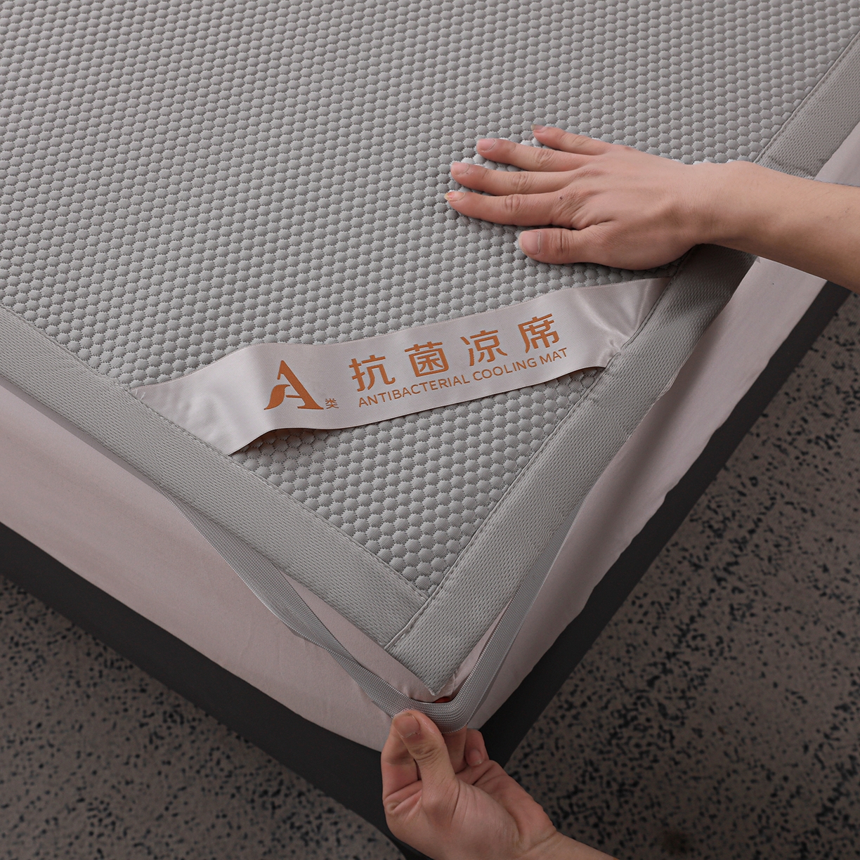 91家纺网 家纺一手货源 找家纺 富馨莱 2026新款PE乙纶高克重冰豆豆席凉感凉席单件平铺款学生宿舍支持一件定制尺寸 冰灰色