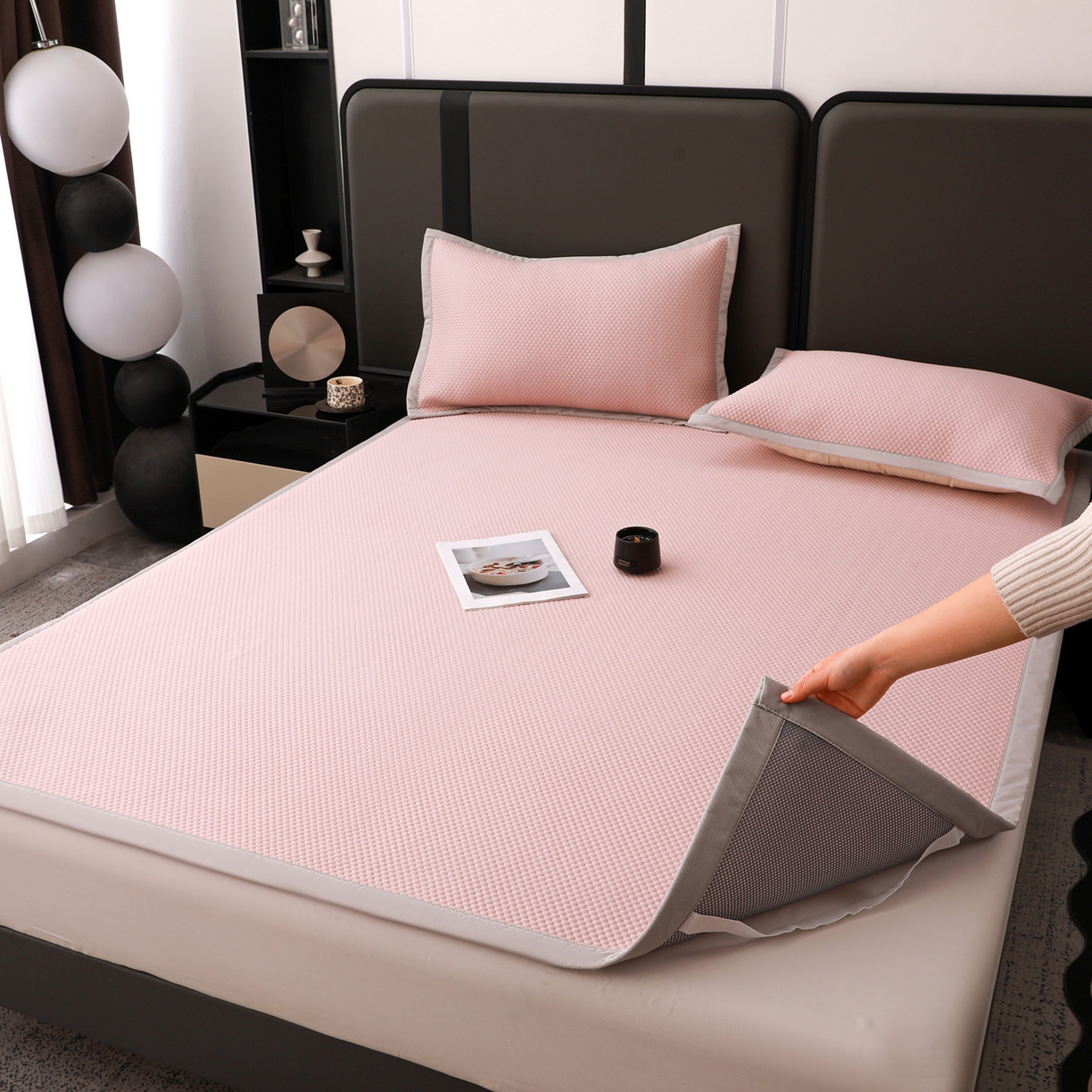 91家纺网 家纺一手货源 找家纺 富馨莱 2026新款PE乙纶高克重冰豆豆席凉感凉席单件平铺款学生宿舍支持一件定制尺寸 冰粉色