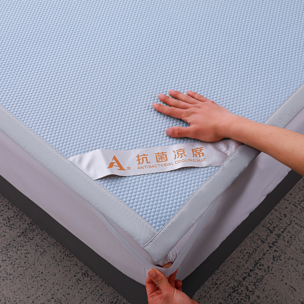 91家纺网 家纺一手货源 找家纺 富馨莱 2026新款PE乙纶高克重冰豆豆席凉感凉席单件平铺款学生宿舍支持一件定制尺寸 冰蓝色