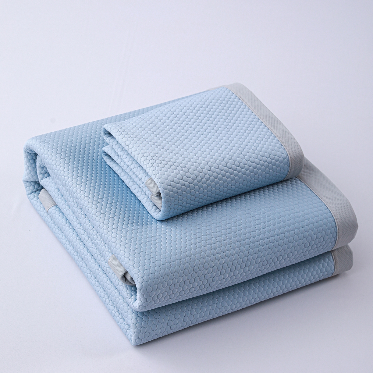 91家纺网 家纺一手货源 找家纺 富馨莱 2026新款PE乙纶高克重冰豆豆席凉感凉席单件平铺款学生宿舍支持一件定制尺寸 冰蓝色