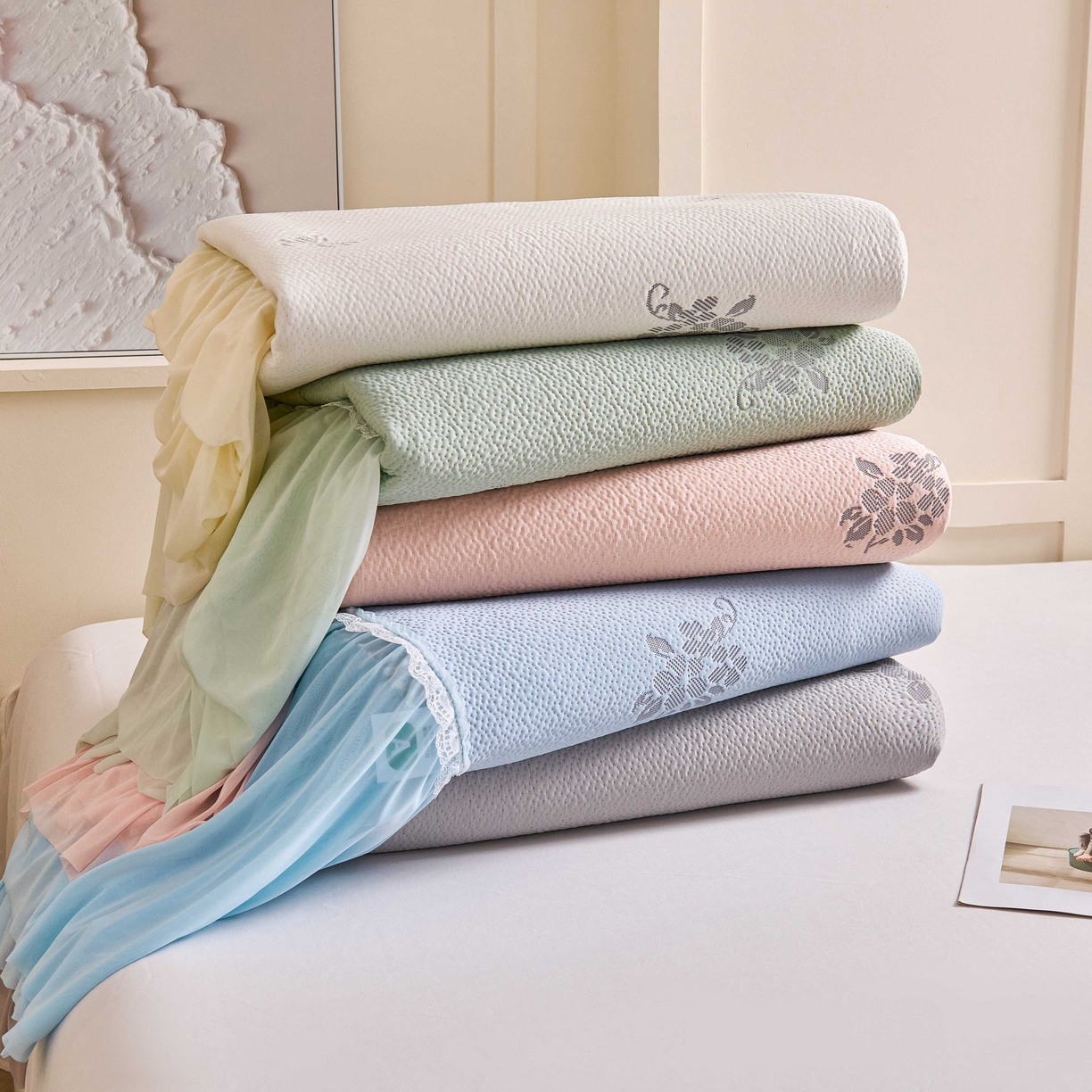 91家纺网 家纺一手货源 找家纺 梵克保罗 2026春夏新款PE乙纶凉感因子冰豆豆韩系蕾丝提花床裙款凉席三件套-韩系系列 组合图仅供展示不可下单