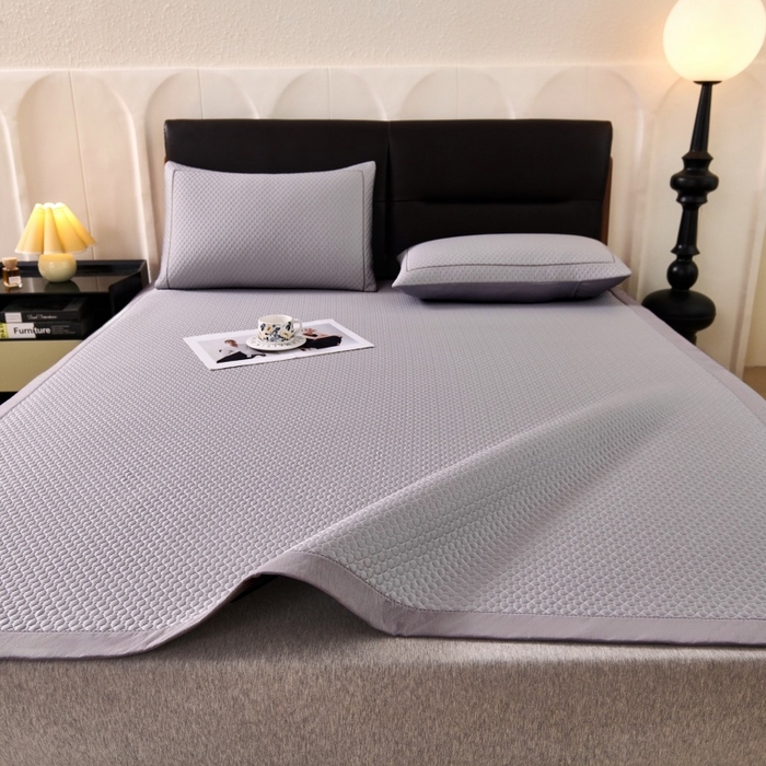 91家纺网 家纺一手货源 找家纺 （总）梵克保罗 2026春夏新款PE中分子凉席三件套纯色平铺豆豆席凉席席子-四叶草系列