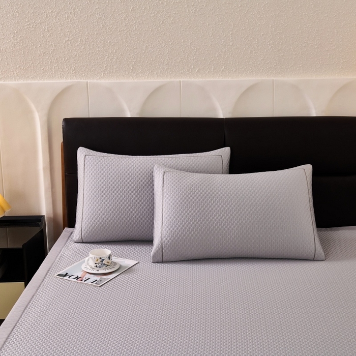 91家纺网 家纺一手货源 找家纺 （总）梵克保罗 2026春夏新款PE中分子凉席三件套纯色平铺豆豆席凉席席子-四叶草系列