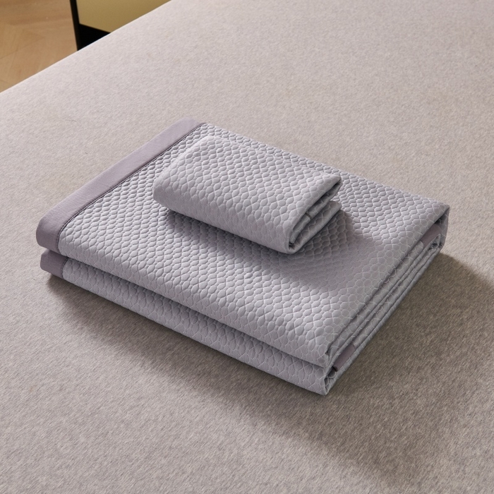 91家纺网 家纺一手货源 找家纺 （总）梵克保罗 2026春夏新款PE中分子凉席三件套纯色平铺豆豆席凉席席子-四叶草系列