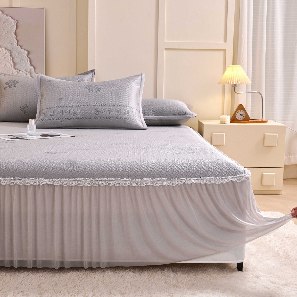 91家纺网 家纺一手货源 找家纺 梵克保罗 2026春夏新款PE乙纶凉感因子冰豆豆韩系蕾丝提花床裙款凉席三件套-韩系系列 韩系-冰川灰