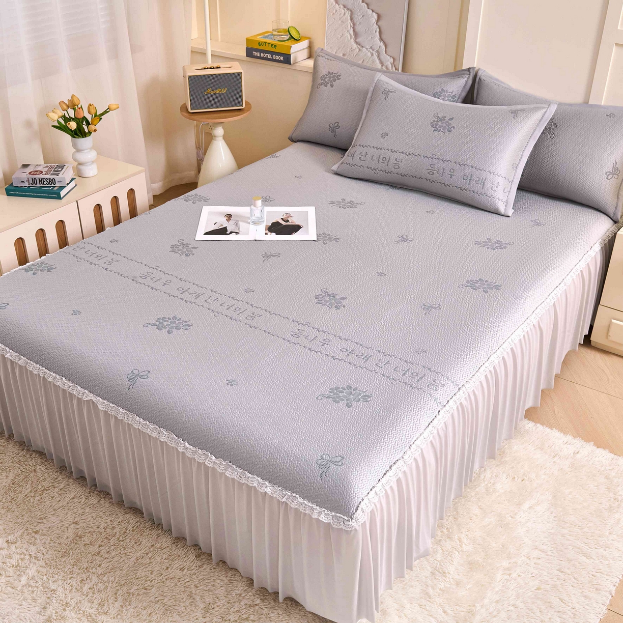 91家纺网 家纺一手货源 找家纺 梵克保罗 2026春夏新款PE乙纶凉感因子冰豆豆韩系蕾丝提花床裙款凉席三件套-韩系系列 韩系-冰川灰