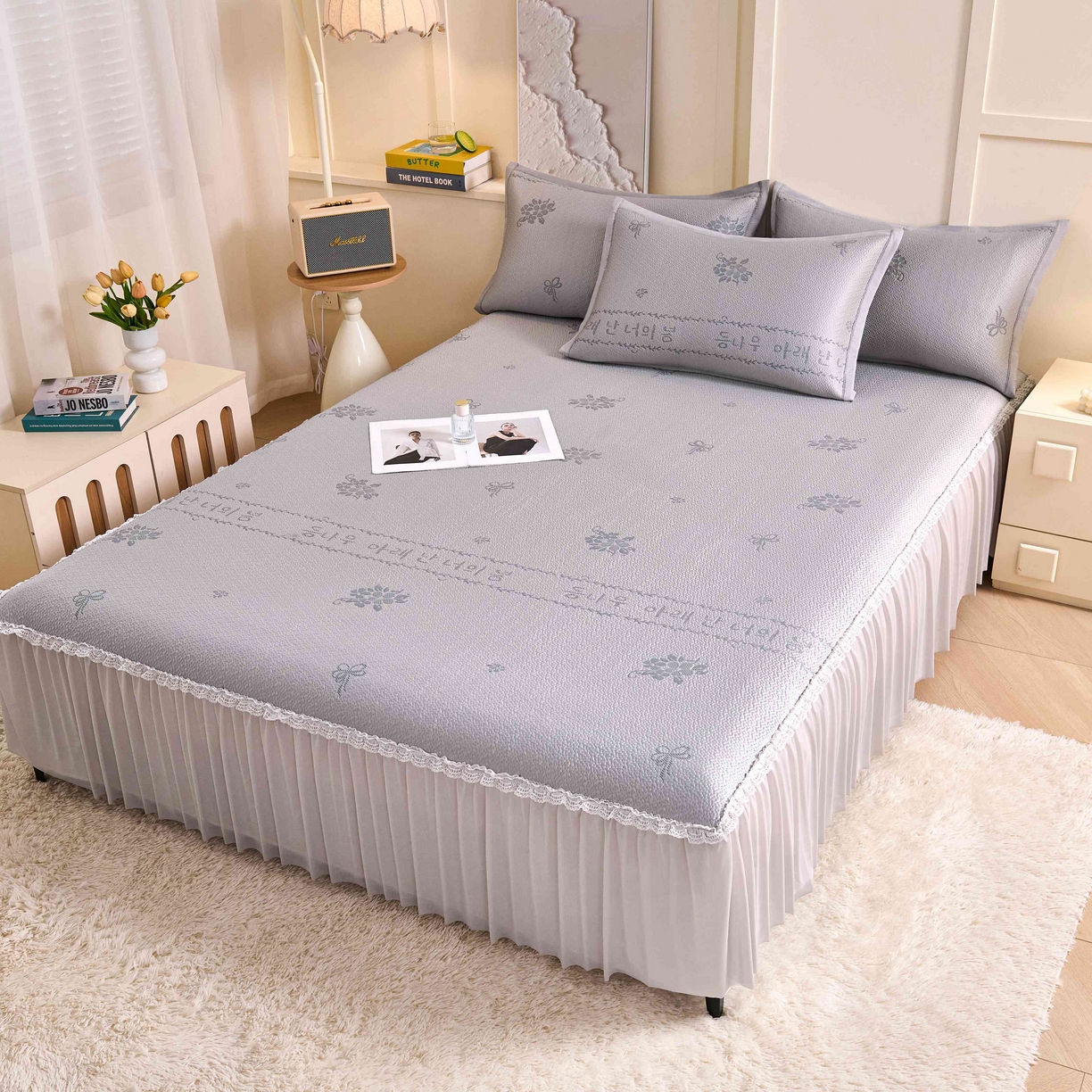 91家纺网 家纺一手货源 找家纺 梵克保罗 2026春夏新款PE乙纶凉感因子冰豆豆韩系蕾丝提花床裙款凉席三件套-韩系系列 韩系-冰川灰