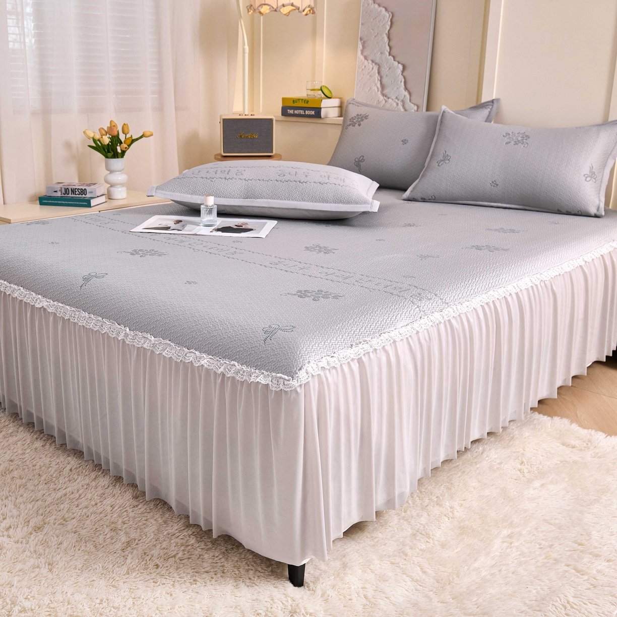 91家纺网 家纺一手货源 找家纺 梵克保罗 2026春夏新款PE乙纶凉感因子冰豆豆韩系蕾丝提花床裙款凉席三件套-韩系系列 韩系-冰川灰