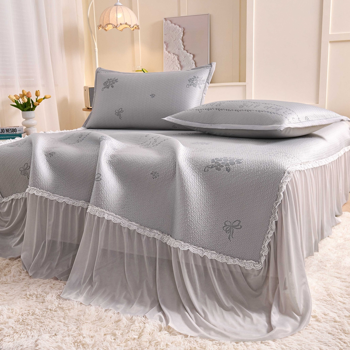 91家纺网 家纺一手货源 找家纺 梵克保罗 2026春夏新款PE乙纶凉感因子冰豆豆韩系蕾丝提花床裙款凉席三件套-韩系系列 韩系-冰川灰