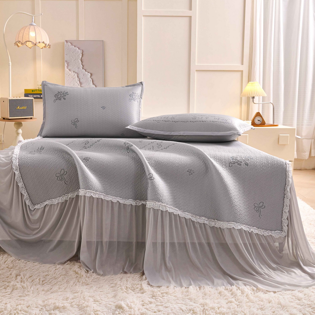 91家纺网 家纺一手货源 找家纺 梵克保罗 2026春夏新款PE乙纶凉感因子冰豆豆韩系蕾丝提花床裙款凉席三件套-韩系系列 韩系-冰川灰