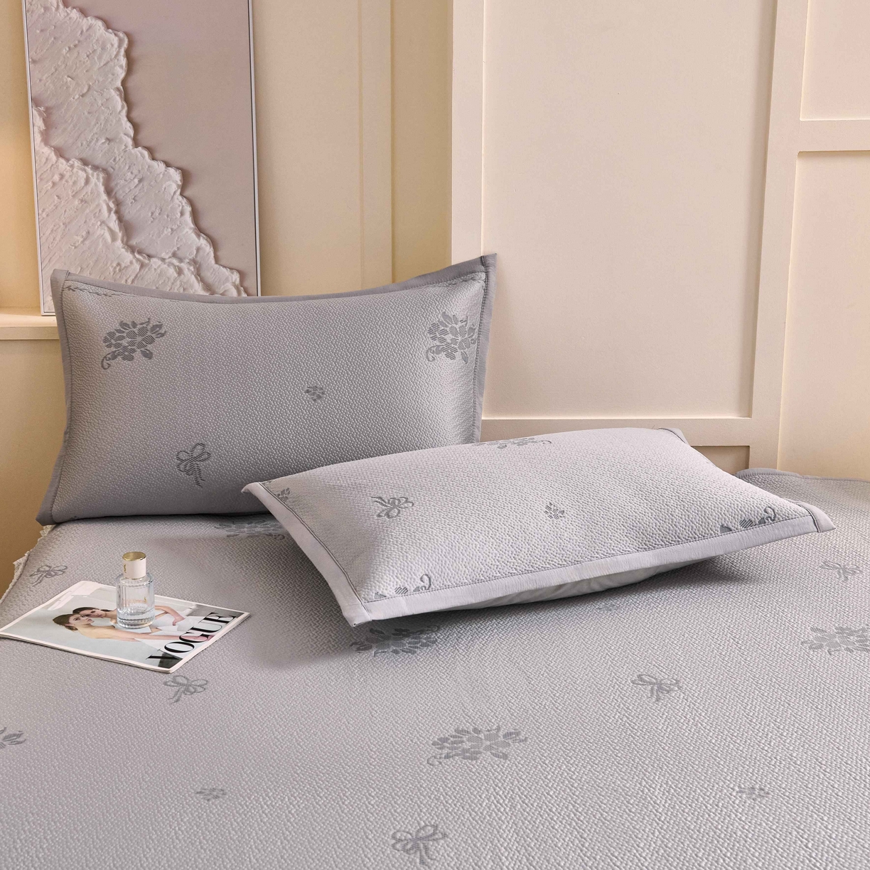 91家纺网 家纺一手货源 找家纺 梵克保罗 2026春夏新款PE乙纶凉感因子冰豆豆韩系蕾丝提花床裙款凉席三件套-韩系系列 韩系-冰川灰