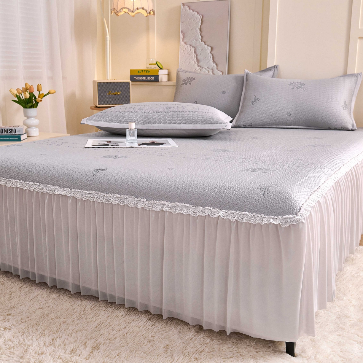 91家纺网 家纺一手货源 找家纺 梵克保罗 2026春夏新款PE乙纶凉感因子冰豆豆韩系蕾丝提花床裙款凉席三件套-韩系系列 韩系-冰川灰