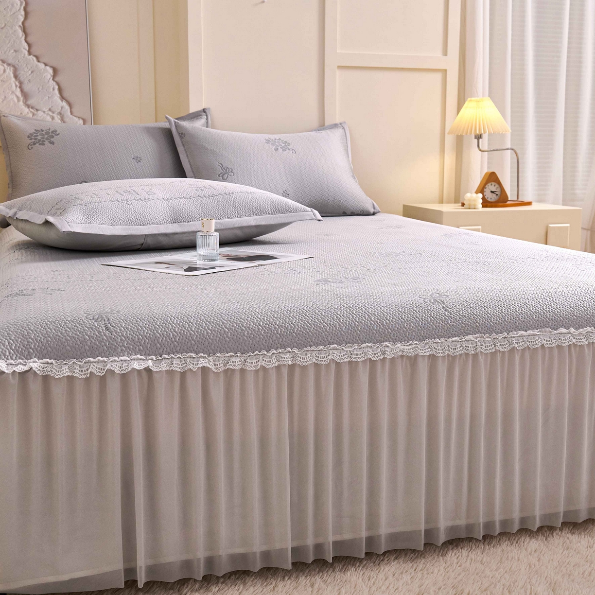 91家纺网 家纺一手货源 找家纺 梵克保罗 2026春夏新款PE乙纶凉感因子冰豆豆韩系蕾丝提花床裙款凉席三件套-韩系系列 韩系-冰川灰