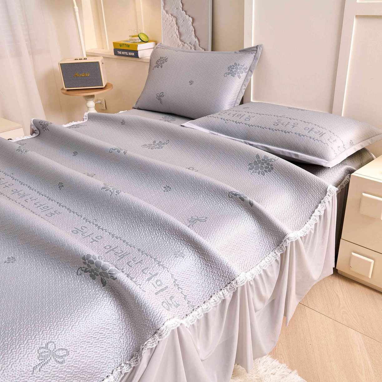 91家纺网 家纺一手货源 找家纺 梵克保罗 2026春夏新款PE乙纶凉感因子冰豆豆韩系蕾丝提花床裙款凉席三件套-韩系系列 韩系-冰川灰