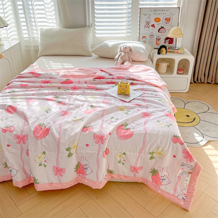 91家纺网 家纺一手货源 找家纺 米萝家居 2026新款全棉夏凉被纯棉空调被印花夏被【风格二】 草莓粉兔