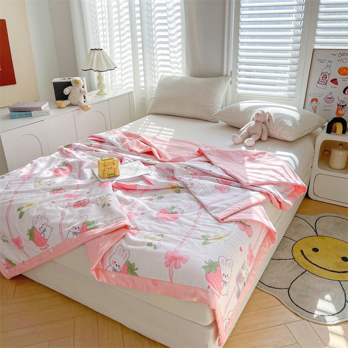 91家纺网 家纺一手货源 找家纺 米萝家居 2026新款全棉夏凉被纯棉空调被印花夏被【风格二】 草莓粉兔