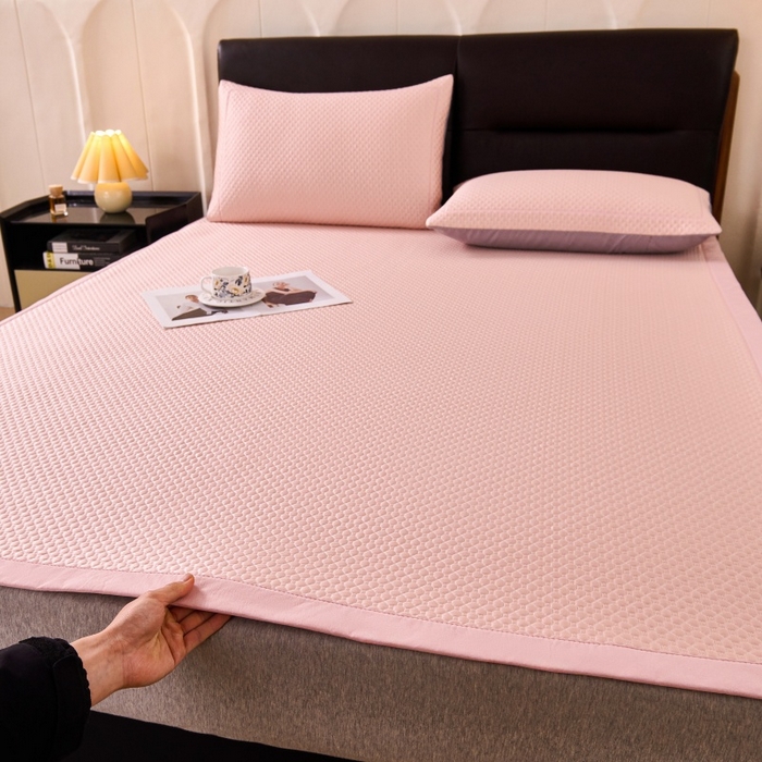 91家纺网 家纺一手货源 找家纺 梵克保罗 2026春夏新款PE中分子凉席三件套纯色平铺豆豆席凉席席子-四叶草系列 四叶草-蜜桃粉