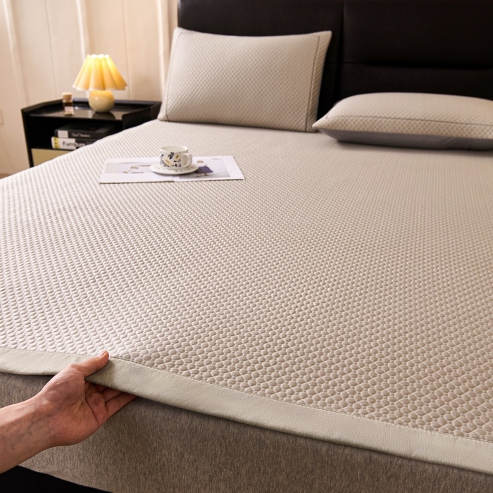 91家纺网 家纺一手货源 找家纺 梵克保罗 2026春夏新款PE中分子凉席三件套纯色平铺豆豆席凉席席子-四叶草系列 四叶草-香槟金