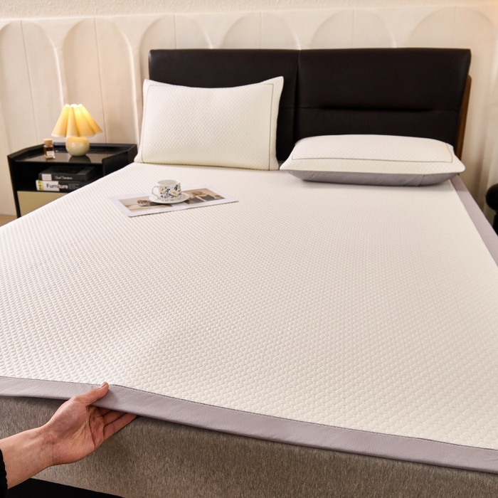 91家纺网 家纺一手货源 找家纺 梵克保罗 2026春夏新款PE中分子凉席三件套纯色平铺豆豆席凉席席子-四叶草系列 四叶草-云雾白