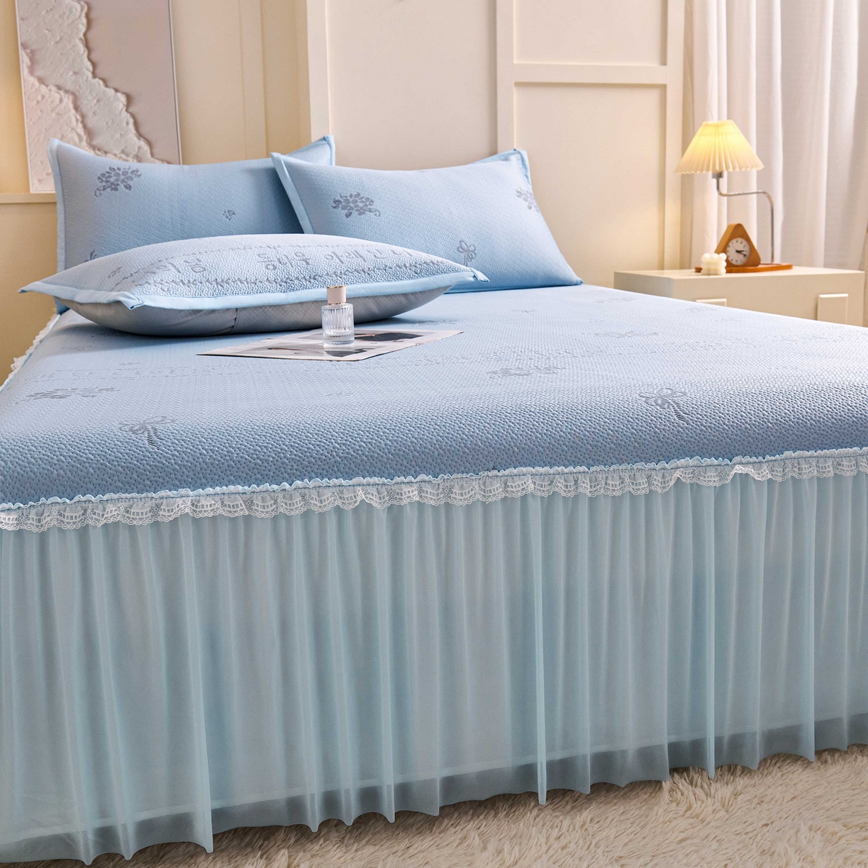 91家纺网 家纺一手货源 找家纺 梵克保罗 2026春夏新款PE乙纶凉感因子冰豆豆韩系蕾丝提花床裙款凉席三件套-韩系系列 韩系-冰川蓝