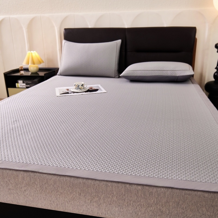 91家纺网 家纺一手货源 找家纺 梵克保罗 2026春夏新款PE中分子凉席三件套纯色平铺豆豆席凉席席子-四叶草系列 四叶草-高雅灰