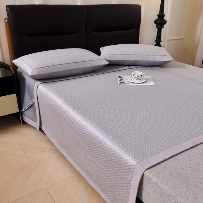 91家纺网 家纺一手货源 找家纺 梵克保罗 2026春夏新款PE中分子凉席三件套纯色平铺豆豆席凉席席子-四叶草系列 四叶草-高雅灰