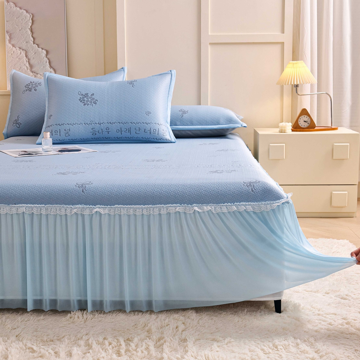 91家纺网 家纺一手货源 找家纺 梵克保罗 2026春夏新款PE乙纶凉感因子冰豆豆韩系蕾丝提花床裙款凉席三件套-韩系系列 韩系-冰川蓝