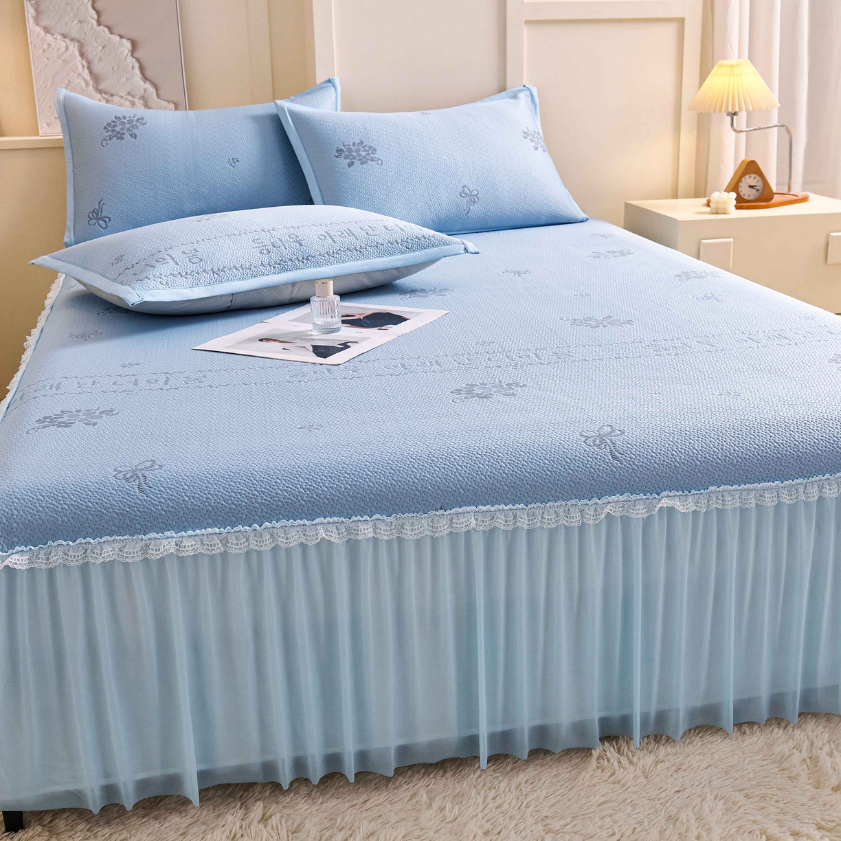 91家纺网 家纺一手货源 找家纺 梵克保罗 2026春夏新款PE乙纶凉感因子冰豆豆韩系蕾丝提花床裙款凉席三件套-韩系系列 韩系-冰川蓝