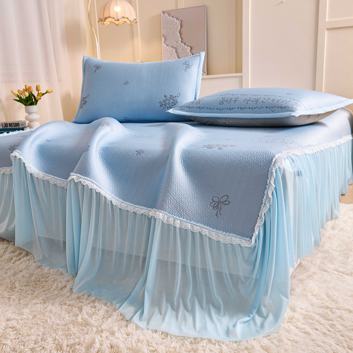 91家纺网 家纺一手货源 找家纺 梵克保罗 2026春夏新款PE乙纶凉感因子冰豆豆韩系蕾丝提花床裙款凉席三件套-韩系系列 韩系-冰川蓝