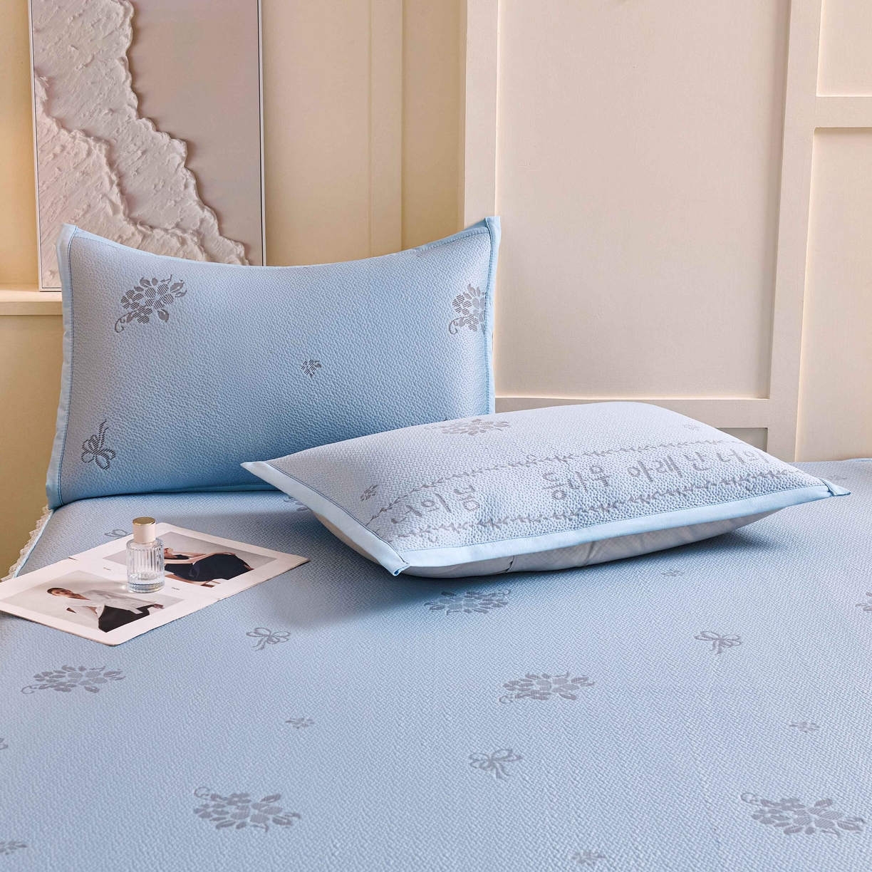 91家纺网 家纺一手货源 找家纺 梵克保罗 2026春夏新款PE乙纶凉感因子冰豆豆韩系蕾丝提花床裙款凉席三件套-韩系系列 韩系-冰川蓝