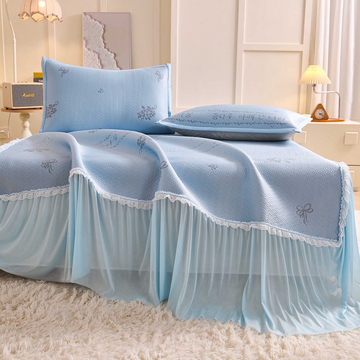 91家纺网 家纺一手货源 找家纺 梵克保罗 2026春夏新款PE乙纶凉感因子冰豆豆韩系蕾丝提花床裙款凉席三件套-韩系系列 韩系-冰川蓝