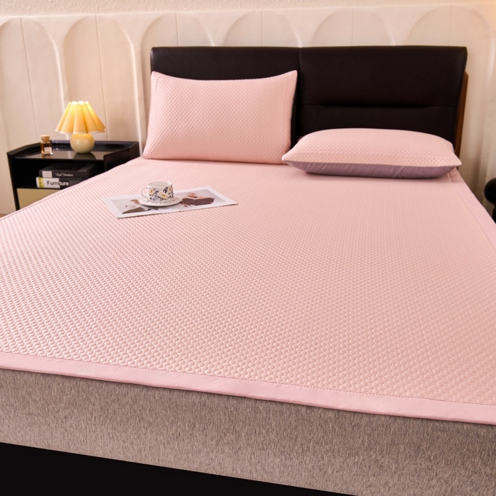 91家纺网 家纺一手货源 找家纺 梵克保罗 2026春夏新款PE中分子凉席三件套纯色平铺豆豆席凉席席子-四叶草系列 四叶草-蜜桃粉