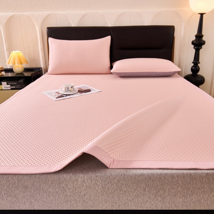 91家纺网 家纺一手货源 找家纺 梵克保罗 2026春夏新款PE中分子凉席三件套纯色平铺豆豆席凉席席子-四叶草系列 四叶草-蜜桃粉