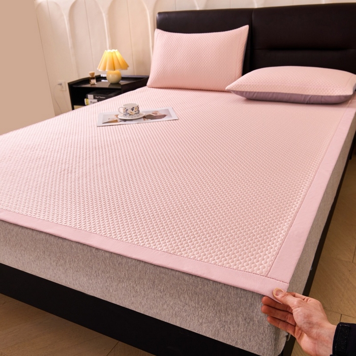 91家纺网 家纺一手货源 找家纺 梵克保罗 2026春夏新款PE中分子凉席三件套纯色平铺豆豆席凉席席子-四叶草系列 四叶草-蜜桃粉